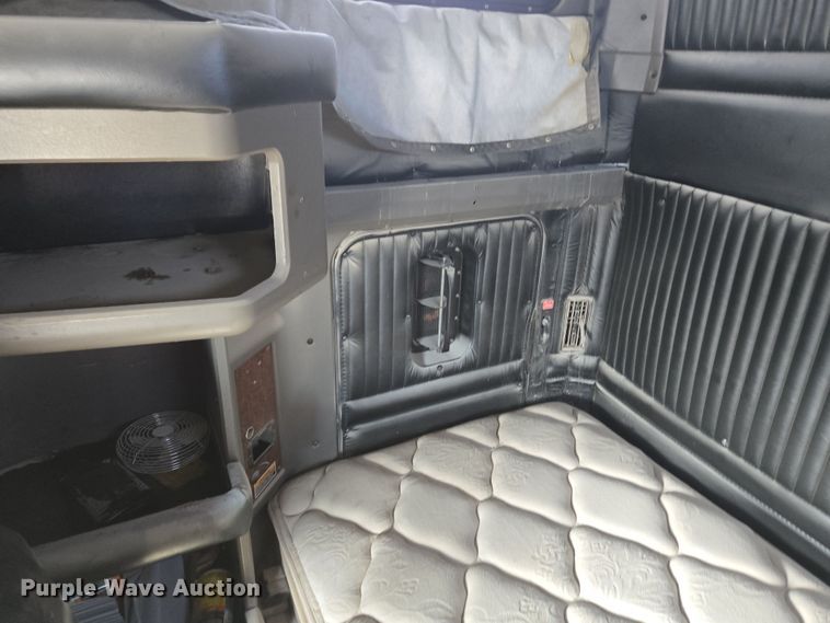 image for item EQ6895 2007 Kenworth T600 semi truck