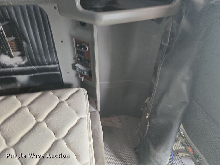 image for item EQ6895 2007 Kenworth T600 semi truck