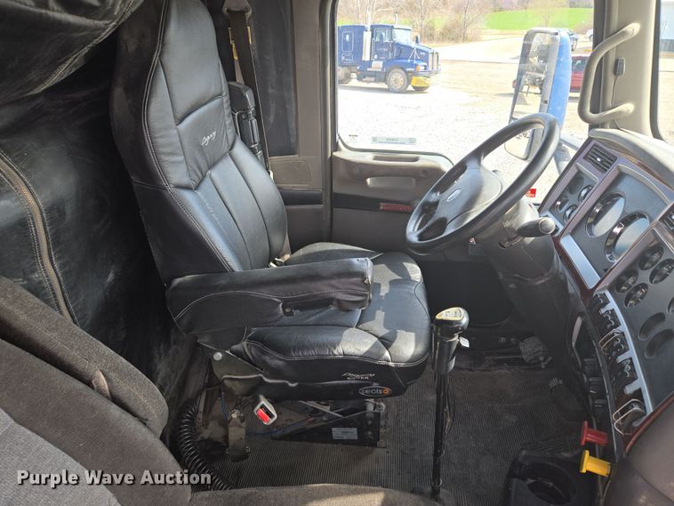 image for item EQ6895 2007 Kenworth T600 semi truck