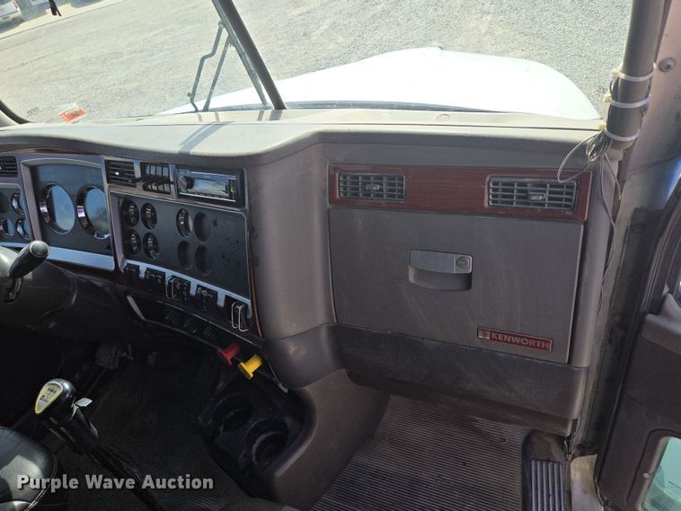 image for item EQ6895 2007 Kenworth T600 semi truck