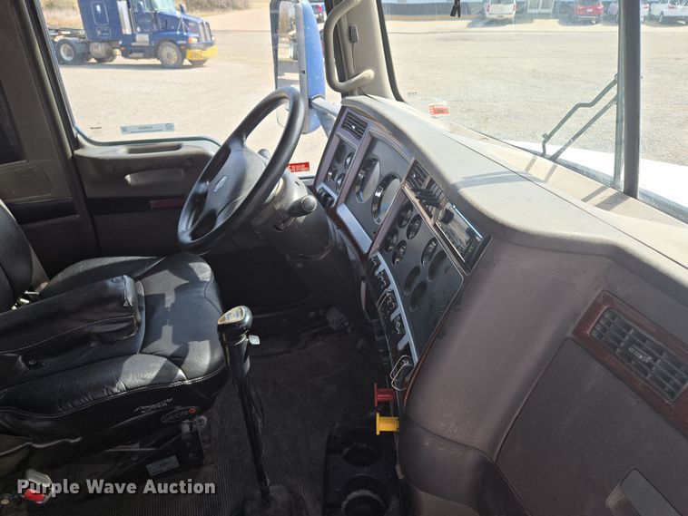 image for item EQ6895 2007 Kenworth T600 semi truck