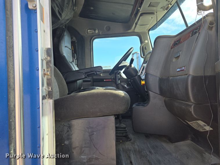 image for item EQ6895 2007 Kenworth T600 semi truck