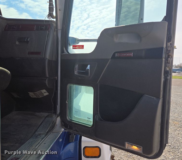 image for item EQ6895 2007 Kenworth T600 semi truck