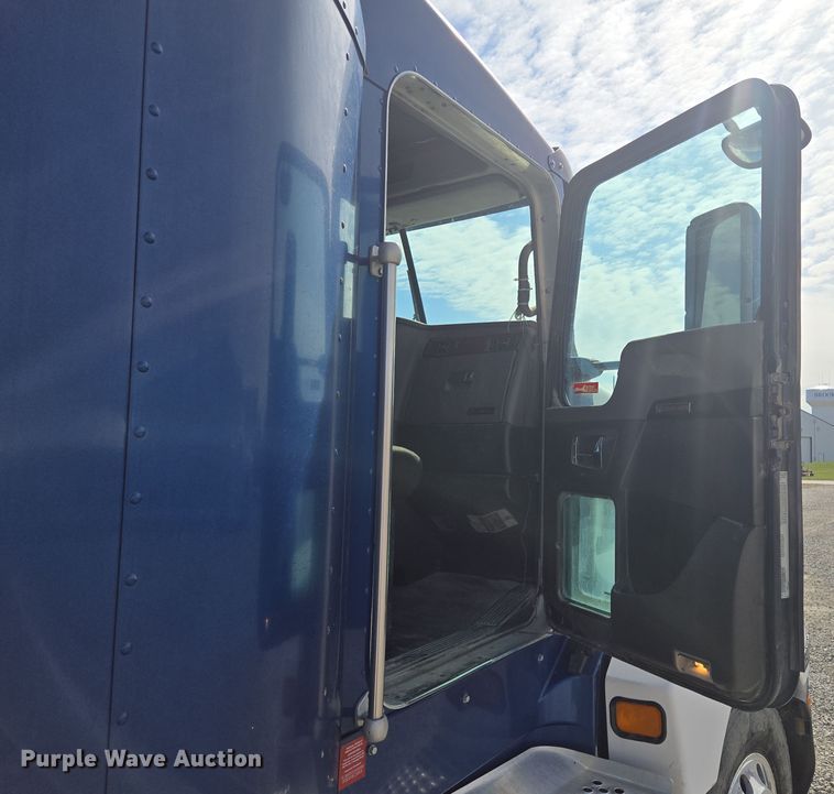 image for item EQ6895 2007 Kenworth T600 semi truck
