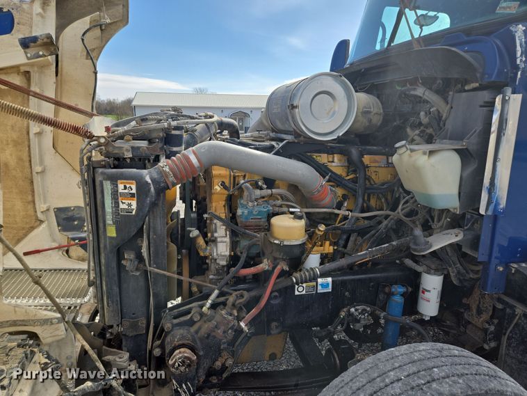 image for item EQ6895 2007 Kenworth T600 semi truck