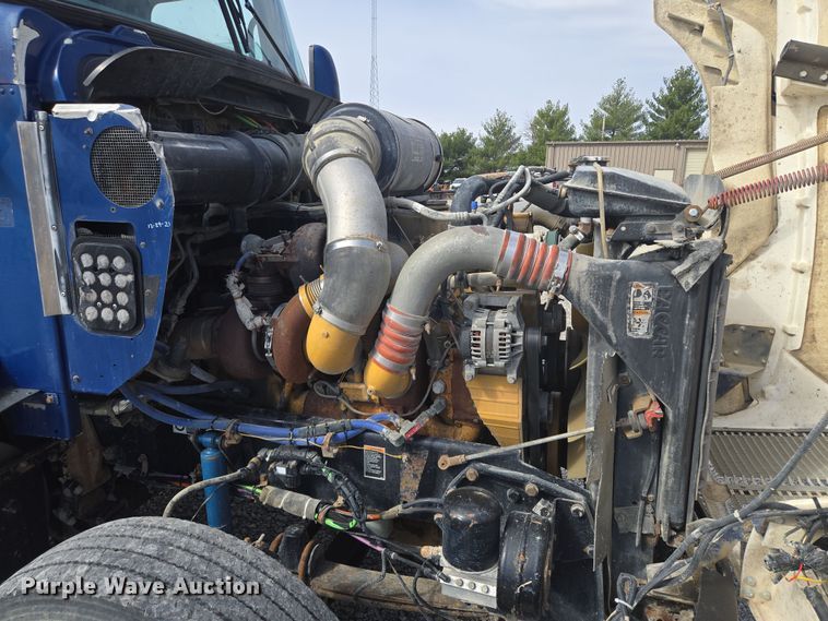 image for item EQ6895 2007 Kenworth T600 semi truck