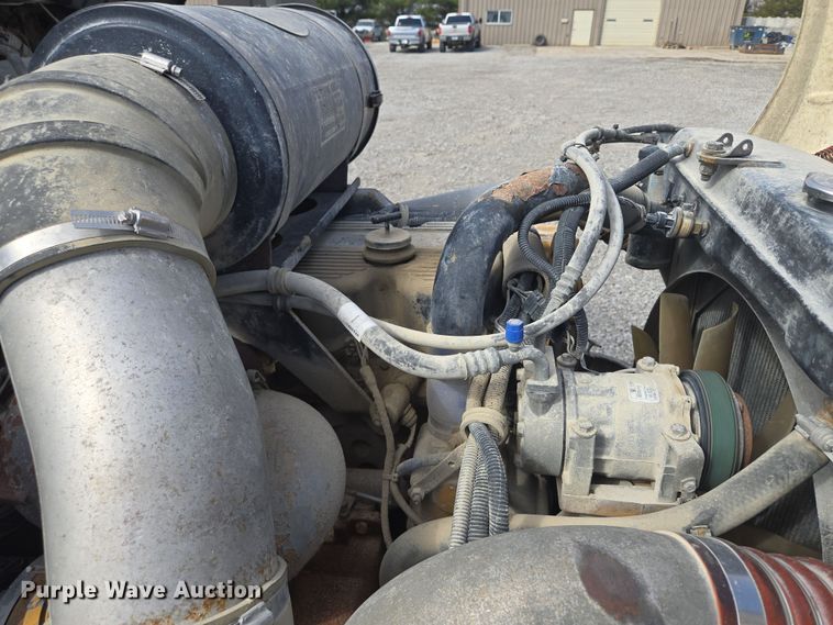 image for item EQ6895 2007 Kenworth T600 semi truck