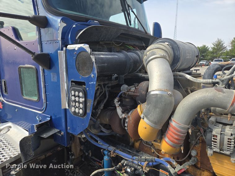 image for item EQ6895 2007 Kenworth T600 semi truck