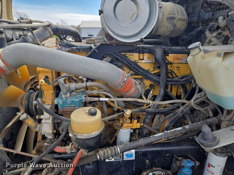 image for item EQ6895 2007 Kenworth T600 semi truck