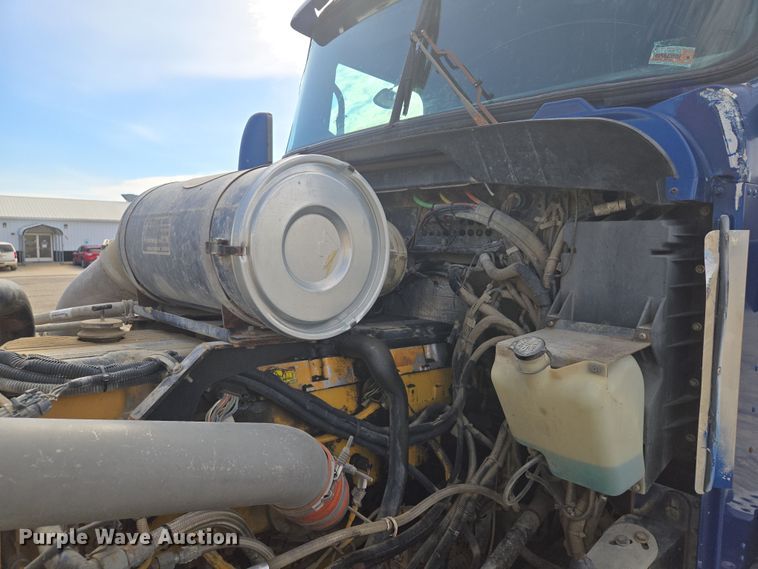 image for item EQ6895 2007 Kenworth T600 semi truck