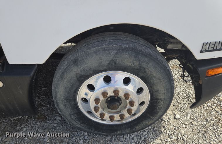 image for item EQ6895 2007 Kenworth T600 semi truck