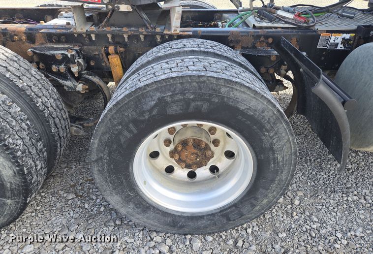 image for item EQ6895 2007 Kenworth T600 semi truck