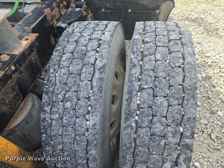 image for item EQ6895 2007 Kenworth T600 semi truck