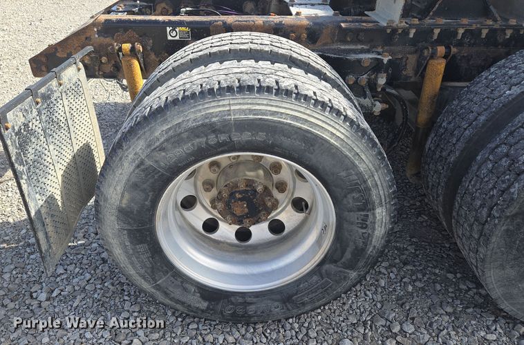 image for item EQ6895 2007 Kenworth T600 semi truck