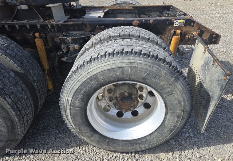 image for item EQ6895 2007 Kenworth T600 semi truck