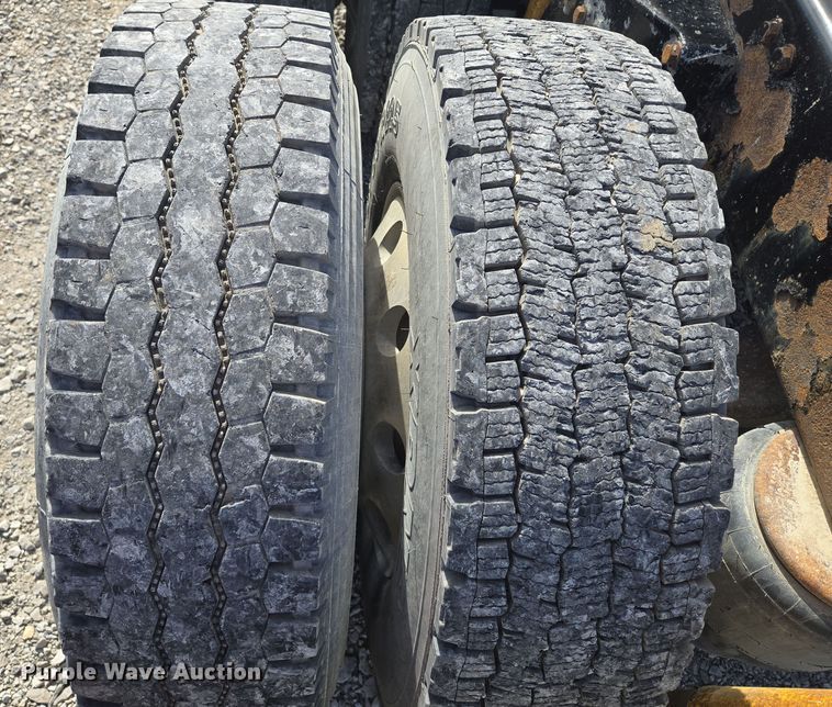 image for item EQ6895 2007 Kenworth T600 semi truck