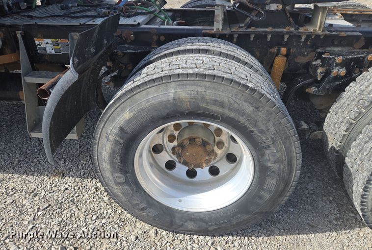 image for item EQ6895 2007 Kenworth T600 semi truck