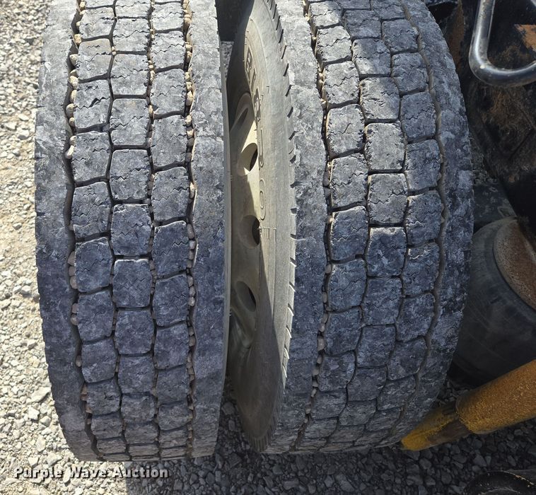 image for item EQ6895 2007 Kenworth T600 semi truck