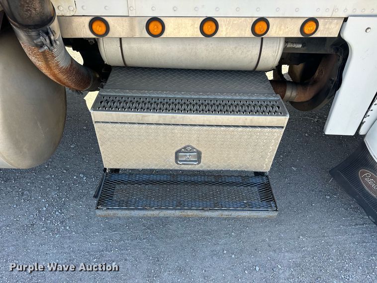 image for item ER1054 1998 Peterbilt 379 semi truck