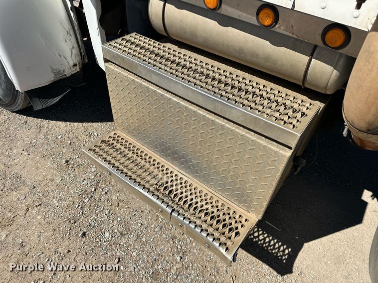 image for item ER1054 1998 Peterbilt 379 semi truck