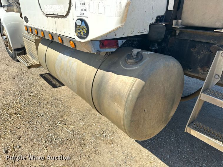 image for item ER1054 1998 Peterbilt 379 semi truck