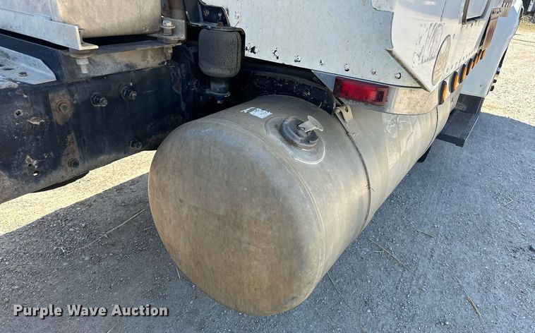 image for item ER1054 1998 Peterbilt 379 semi truck