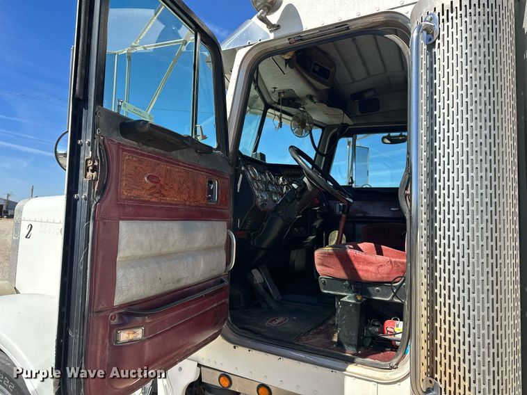 image for item ER1054 1998 Peterbilt 379 semi truck