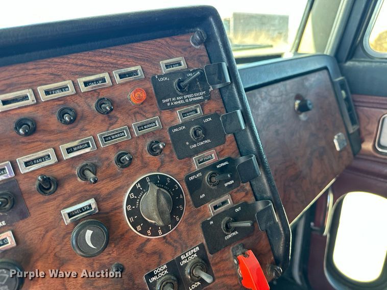 image for item ER1054 1998 Peterbilt 379 semi truck