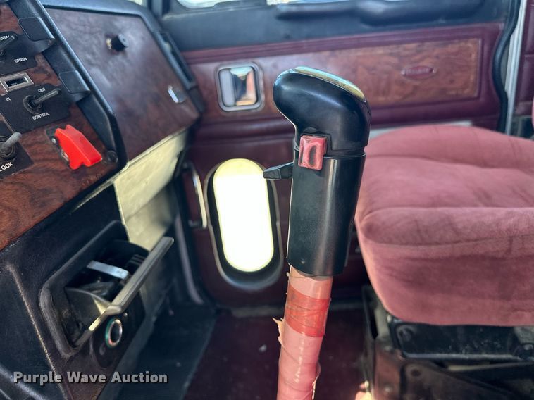 image for item ER1054 1998 Peterbilt 379 semi truck