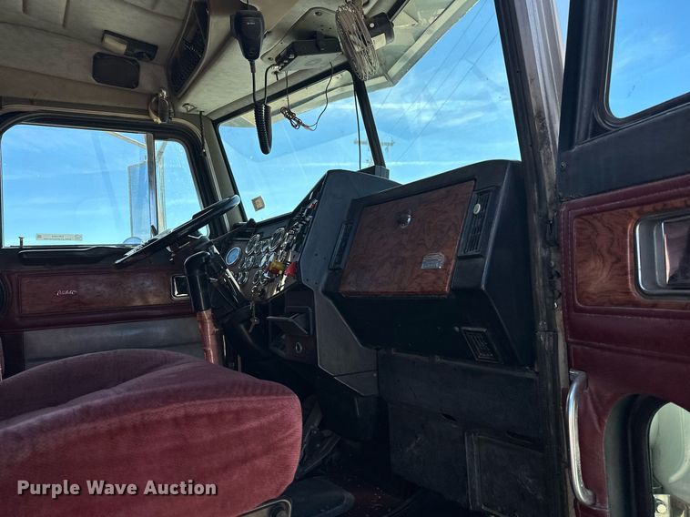 image for item ER1054 1998 Peterbilt 379 semi truck