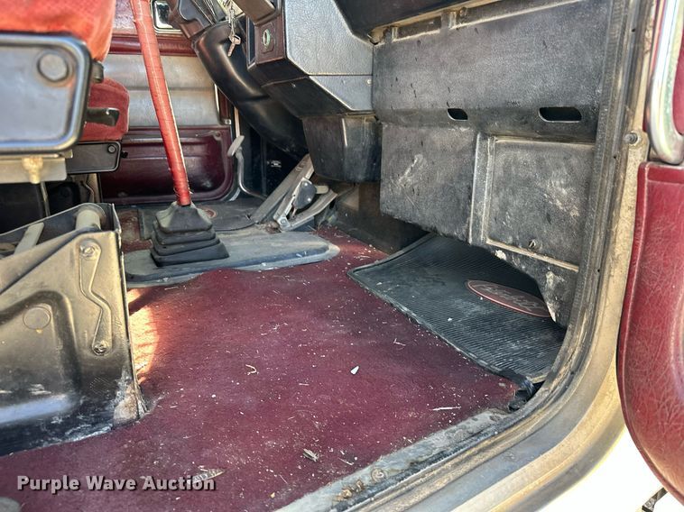 image for item ER1054 1998 Peterbilt 379 semi truck