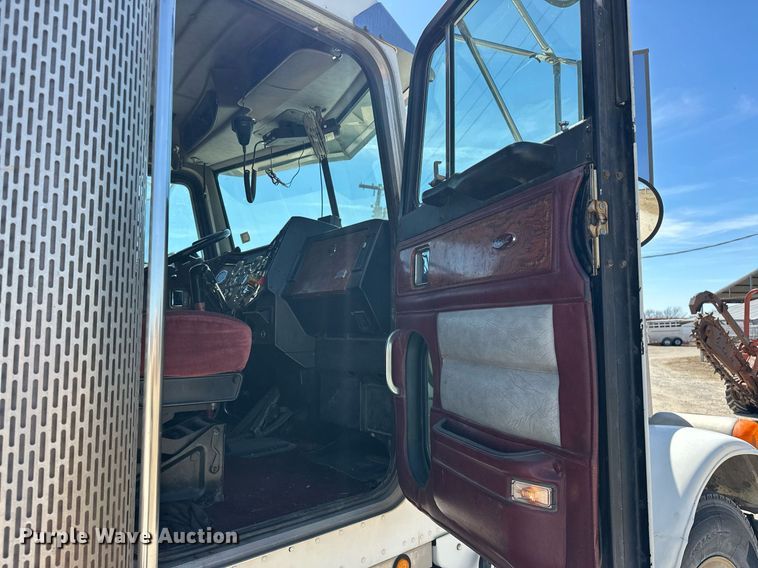 image for item ER1054 1998 Peterbilt 379 semi truck