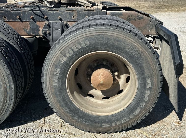 image for item ER1054 1998 Peterbilt 379 semi truck