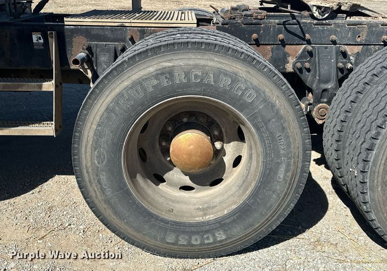 image for item ER1054 1998 Peterbilt 379 semi truck