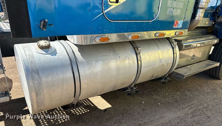 image for item ER8935 1993 Kenworth T600 semi truck