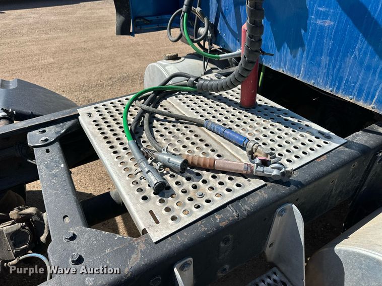 image for item ER8935 1993 Kenworth T600 semi truck