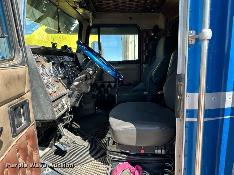 image for item ER8935 1993 Kenworth T600 semi truck