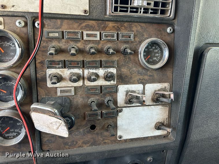 image for item ER8935 1993 Kenworth T600 semi truck