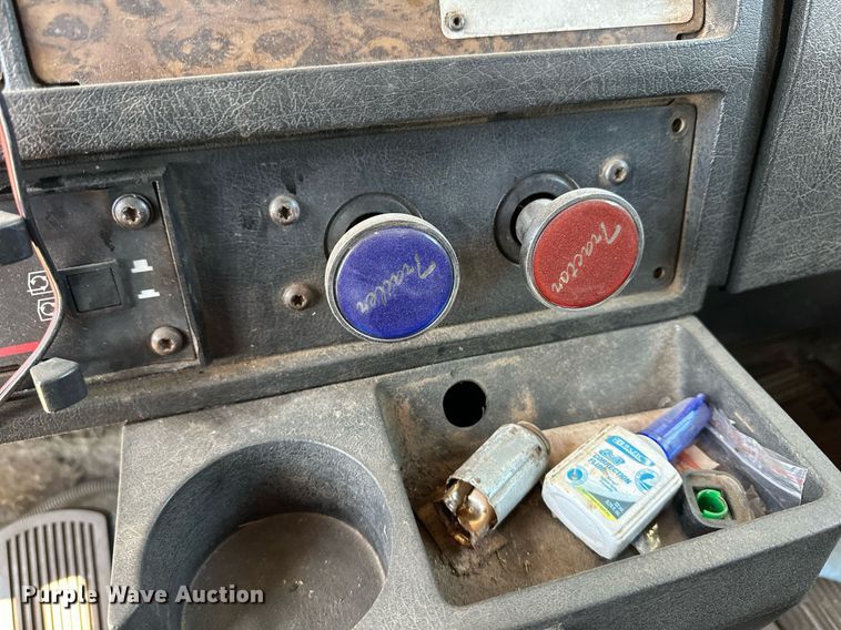 image for item ER8935 1993 Kenworth T600 semi truck