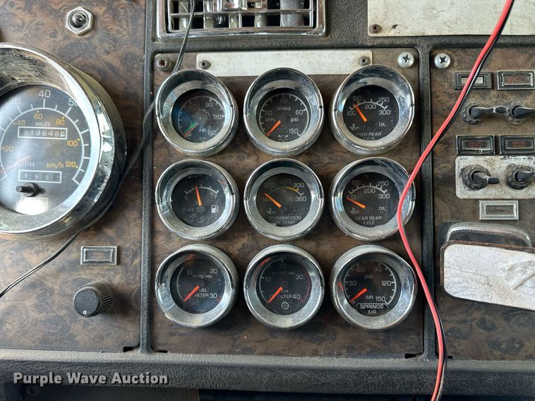 image for item ER8935 1993 Kenworth T600 semi truck