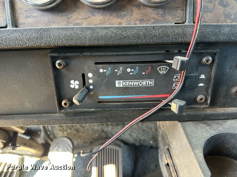 image for item ER8935 1993 Kenworth T600 semi truck