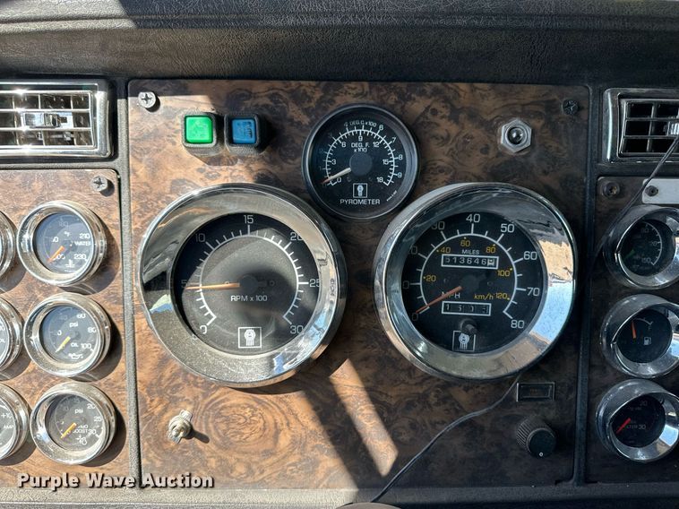 image for item ER8935 1993 Kenworth T600 semi truck