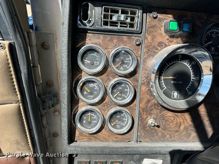 image for item ER8935 1993 Kenworth T600 semi truck