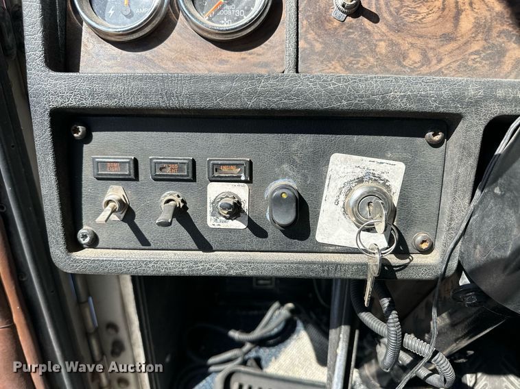 image for item ER8935 1993 Kenworth T600 semi truck