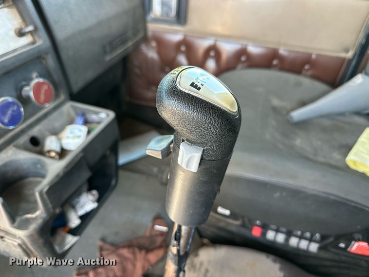 image for item ER8935 1993 Kenworth T600 semi truck