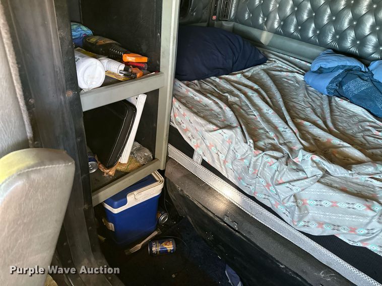 image for item ER8935 1993 Kenworth T600 semi truck