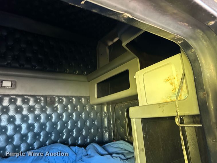 image for item ER8935 1993 Kenworth T600 semi truck