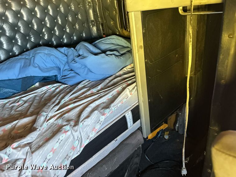 image for item ER8935 1993 Kenworth T600 semi truck