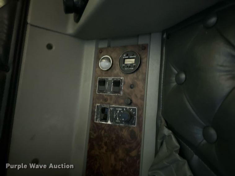 image for item ER8935 1993 Kenworth T600 semi truck