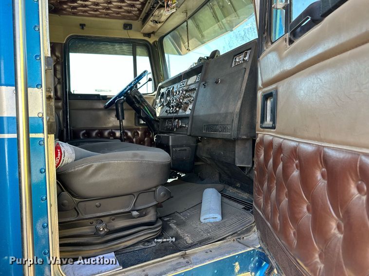 image for item ER8935 1993 Kenworth T600 semi truck